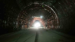 Ankara ile İzmir arasındaki seyahat süresini 3,5 saate düşürecek projede Köroğlu Tünelinde ışık göründü