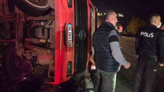 Ankarada virajı alamayan tır devrildi: 1 yaralı