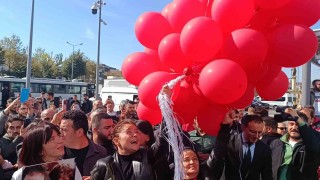 Anne Yasemin Minguzzi, destek için adliyeye gelen vatandaşlarla kucaklaştı