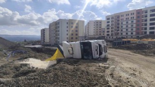 Antakyada kum yüklü kamyon devrildi