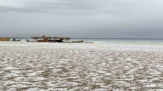 Antalya 15 dakikada kışı yaşadı, Konyaaltı Sahili beyaza büründü