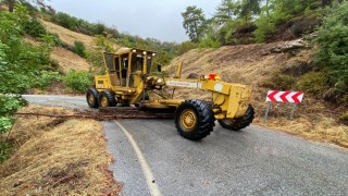 Antalya Büyükşehir Belediyesi ekiplerinden yağmur mesaisi