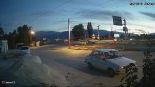 Antalyada  hafif ticari araçla otomobil çarpıştı: 4 yaralı