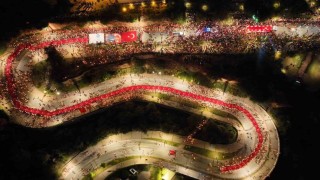 Antalyada 400 metrelik dev bayrakla Cumhuriyet coşkusu: Fener Alayına yüzlerce kişi katıldı