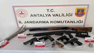 Antalyada düzenlenen operasyonda çok sayıda ruhsatsız silah ele geçirildi