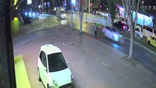 Antalyada halk otobüsünün yayaya çarptığı kazanın güvenlik kamerası ortaya çıktı