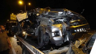 Antalyada kamyonla çarpışan pikap hurdaya döndü: 1 yaralı