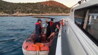 Antalyada kayalıklarda mahsur kalan Alman turisti Sahil Güvenlik ekipleri kurtardı