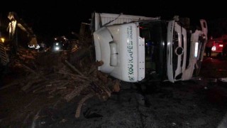 Antalyada odun yüklü kamyon devrildi, trafik 3 saat durdu