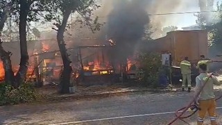 Antalyada terk edilmiş baraka alev topuna döndü