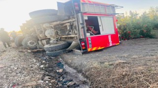 Antalyada yangına giden itfaiye aracı devrildi: 2 yaralı