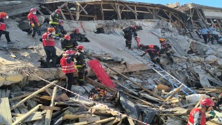 Antalyada yıkımı gerçekleşen riskli yapı enkazında deprem tatbikatı