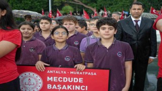 Antalyalılar 29 Ekim coşkusunu sağanak yağmur altında kutladı