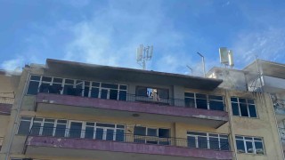 Apartmanda çıkan yangında balkonda mahsur kalan 5 çocuğu itfaiye ekipleri kurtardı