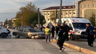 Ara sokaktan çıkan servis kazaya sebep oldu: 1 yaralı