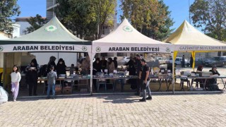 Arabanda hayırseverlerden Gazze yararına hayır çarşısı