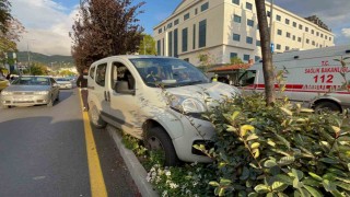 Araç refüje çıktı: 1 yaralı