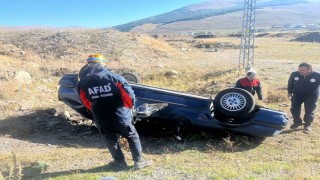 Ardahanda devrilen otomobildeki 4 kişi yaralandı
