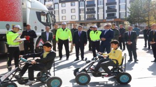 Ardahanda Mobil Eğitim TIRında ilkokul öğrencilerine eğitim