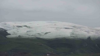 Ardahanda yüksek kesimler beyaza büründü