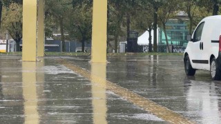 Arnavutköyde aniden bastıran yağmura vatandaşlar hazırlıksız yakalandı