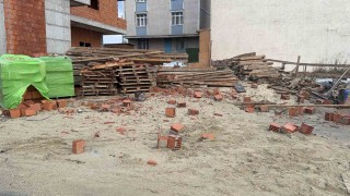 Arnavutköyde şiddetli rüzgar inşaat halindeki binanın çatısını uçurdu