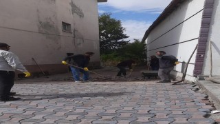 Arpaçayda kaldırımlar kilitparke taş döşeniyor