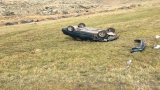 Arpaçayda yoldan çıkan otomobil takla attı