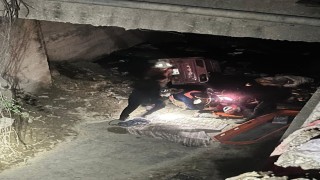 Asi Nehrine uçan motosikletin sürücüsünü itfaiye kurtardı