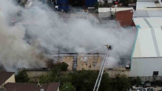 Ataşehirde fabrika yangını: 4 işçi dumandan etkilendi