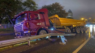 Ataşehirde kayganlaşan yolda kontrolden çıkan hafriyat kamyonu bariyerlere çarptı