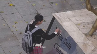 Atatürk büstünü temizleyen minik Asminin