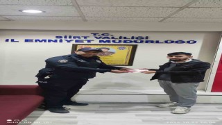 ATMde bulduğu 6 bin 350 ve kartı sahibine teslim etti