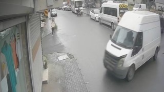 Avcılarda freni boşalan panelvan dükkana daldı: O anlar kamerada