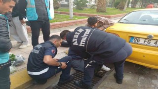 Ayağı mazgala sıkışan şahsı itfaiye ekipleri kurtardı