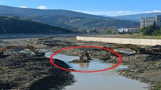 Ayancık Çayında iş makinesi suya gömüldü