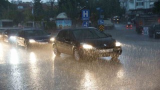 Aydında sağanak yağmur yolları dereye çevirdi