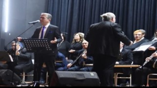 Aydında yıllarca valilerin makam şoförlüğünü yapan Danyal, sesiyle dinleyenleri mest ediyor