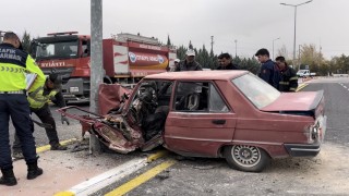 Aydınlatma direğine çarpan otomobil hurdaya döndü: 1i ağır 2 yaralı