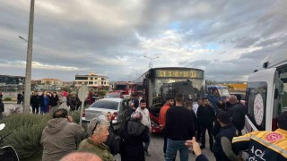 Ayvalıkta belediye otobüsü ile otomobil çarpıştı: 2 yaralı