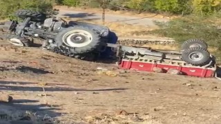 Baba oğul devrilen traktörde ağır yaralandı
