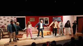 ‘Babam Geri Döndü Keçiörende tiyatro severlerle buluştu