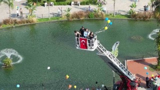 Babası ‘kimsemiz yok demişti, kanseri yenen Tamer Talha için balonlar gökyüzüne bırakıldı