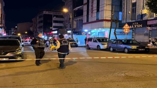 Bağcılarda seyir halindeki otomobile silahlı saldırı: 2 yaralı