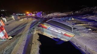 Bahçe İlçesinde Aynı Çukura Bir Saat Arayla İki Otomobil Düştü