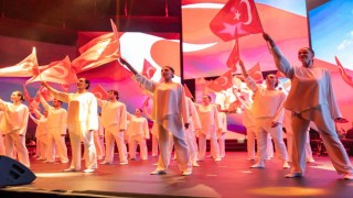 Bahçeşehir Koleji öğrencileri Cumhuriyet için sahne aldı