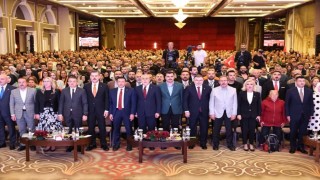 Bakan Işıkhan: İzmirin dağlarında çiçekler değil, çöp yığınları büyüyor