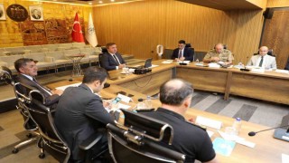 Bakan Yerlikaya ve Uraloğlu, valilerle VKS üzerinden toplantı yaptı