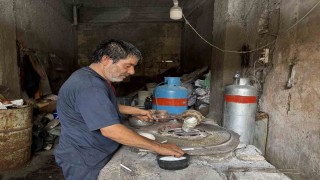 Bakır kalaycısı, 7 yaşında başladığı mesleğini 58 yıldır aşkla sürdürüyor