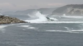 Balıkçı teknesinde dev dalgalarla mücadelesi: Kıyıköyde yürekleri ağza getiren anlar